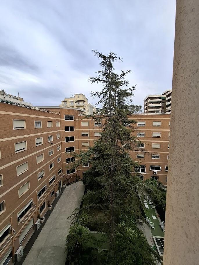 Vista del patio interior del Colegio Mayor Cardenal Cisneros de Granada, donde se realizaron las obras de climatización y adecuación eléctrica.