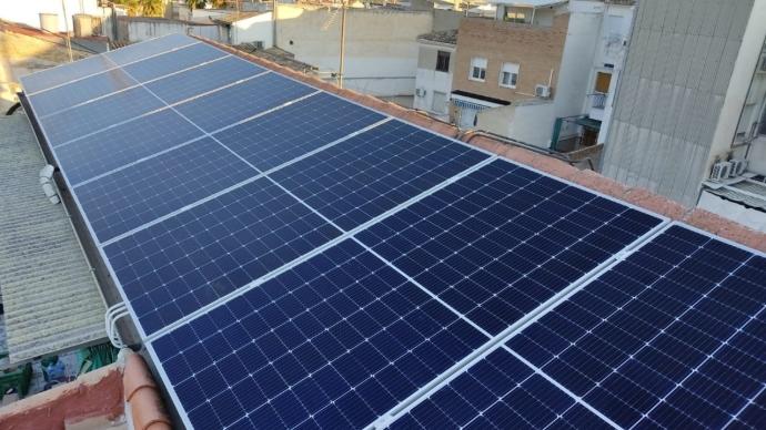 Paneles solares fotovoltaicos instalados en la cubierta de una nave industrial en Torreperogil, Jaén, con una potencia total de 16,5 kilovatios pico.